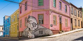 “La mamie de Valparaíso”, a grandmother watching over the city from the corner of a house, a piece created by the French collective Ella & Pitr.