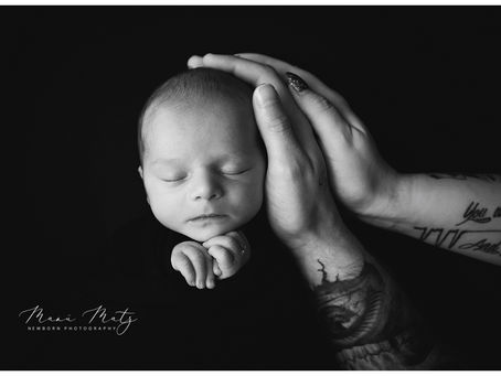 Unvergessliche Erinnerungen- Neugeborenenfotografie mit stolzen Eltern und ihrem Baby