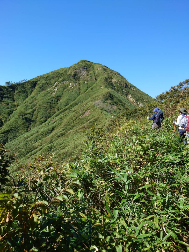 黒松内岳山頂を眺める様子