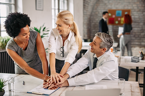 grupo-de-colegas-de-negocios-felizes-de-maos-dadas-em-unidade-apos-um-trabalho-bem-sucedid