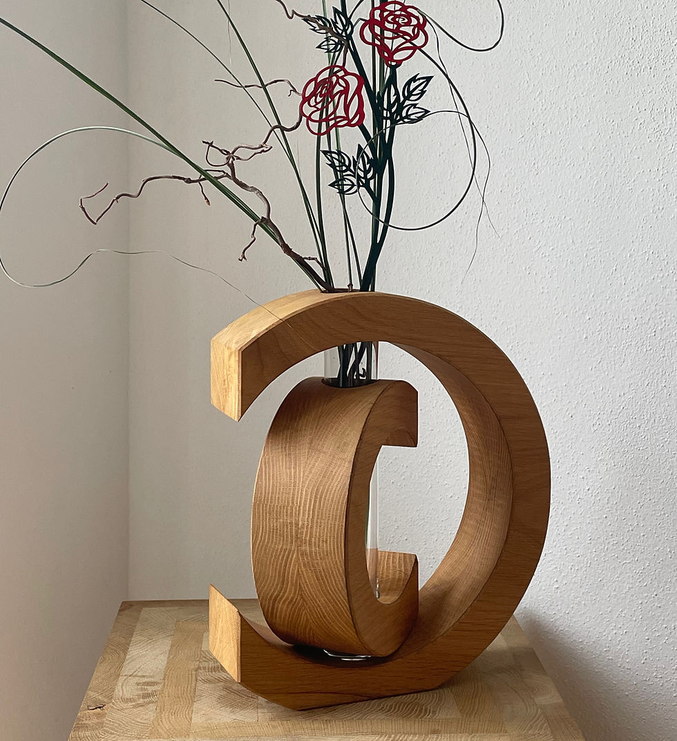 Holzvase in C-Form