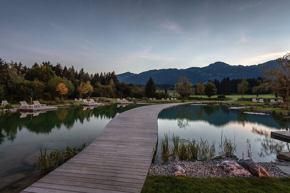 Naturteich mit Holzsteg Hotel Sonnenalp Resort