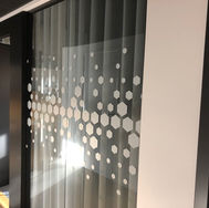 Hejdesign erbjuder fönsterdekor med helhetslösningar som inkluderar formgivning, originalarbete, produktion och montering. Med fokus på kvalitet och kundnöjdhet tillhandahåller de sina tjänster till förmånliga priser och garanterar snabb leverans. Perfekt för företag som vill skapa en snygg och professionell skyltning.