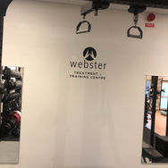 Skärfolie från Hejdesign erbjuder ett mångsidigt och kostnadseffektivt sätt att förvandla ytor för olika behov. Hejdesign levererar snabbt och till förmånliga priser, med ett brett utbud av färger och stilar som passar allt från företagsloggor och fönsterdekor till väggtexter och fordonsskyltning. Skärfolie kan användas för att skapa professionella och snygga skyltar, anpassad inredning eller för att framhäva varumärken på olika typer av ytor. Hejdesign gör det enkelt att förverkliga dina designidéer med hög kvalitet och smidig service.