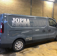 Skärfolie från Hejdesign erbjuder ett mångsidigt och kostnadseffektivt sätt att förvandla ytor för olika behov. Hejdesign levererar snabbt och till förmånliga priser, med ett brett utbud av färger och stilar som passar allt från företagsloggor och fönsterdekor till väggtexter och fordonsskyltning. Skärfolie kan användas för att skapa professionella och snygga skyltar, anpassad inredning eller för att framhäva varumärken på olika typer av ytor. Hejdesign gör det enkelt att förverkliga dina designidéer med hög kvalitet och smidig service.