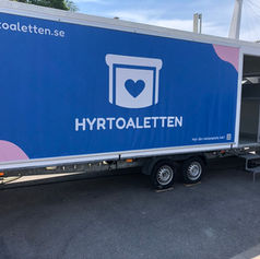 Hejdesign erbjuder prisvärda banderoller och vepor som passar alla behov, från små företag till större evenemang. Med snabb leverans och hög kvalitet hjälper de dig att få fram ditt budskap på ett tydligt och professionellt sätt. Oavsett storlek eller design arbetar Hejdesign för att skapa en lösning som är både kostnadseffektiv och visuellt tilltalande.