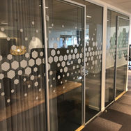 Hejdesign erbjuder fönsterdekor med helhetslösningar som inkluderar formgivning, originalarbete, produktion och montering. Med fokus på kvalitet och kundnöjdhet tillhandahåller de sina tjänster till förmånliga priser och garanterar snabb leverans. Perfekt för företag som vill skapa en snygg och professionell skyltning.