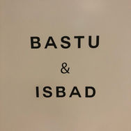 Skärfolie från Hejdesign erbjuder ett mångsidigt och kostnadseffektivt sätt att förvandla ytor för olika behov. Hejdesign levererar snabbt och till förmånliga priser, med ett brett utbud av färger och stilar som passar allt från företagsloggor och fönsterdekor till väggtexter och fordonsskyltning. Skärfolie kan användas för att skapa professionella och snygga skyltar, anpassad inredning eller för att framhäva varumärken på olika typer av ytor. Hejdesign gör det enkelt att förverkliga dina designidéer med hög kvalitet och smidig service.