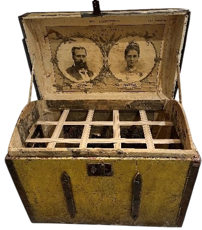 Baúl de equipaje de un alumno interno del colegio San Francisco Javier de Tudela, c. 1900.