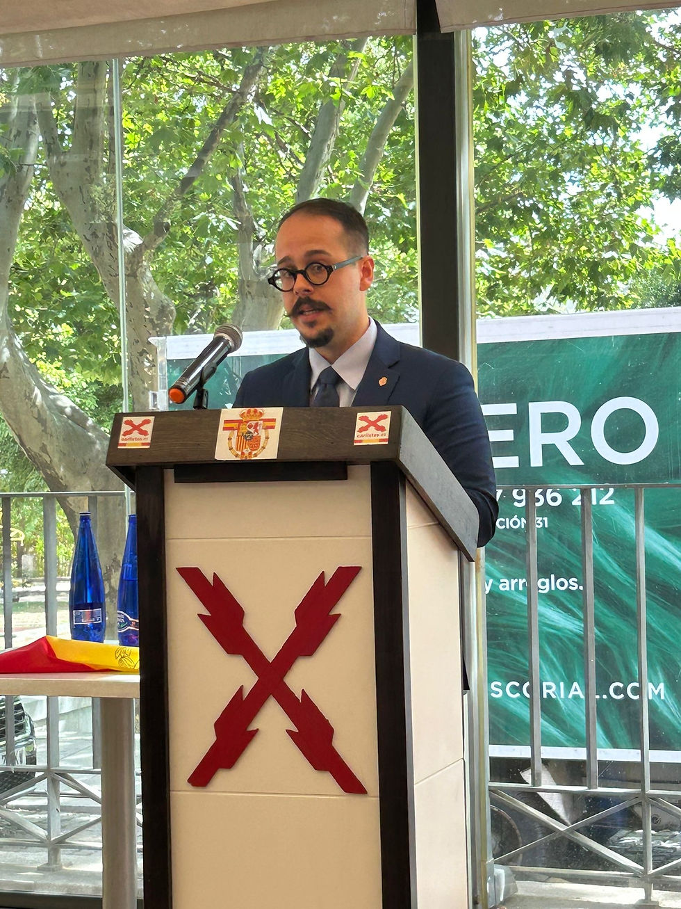 El pintor Ismael Francisco durante su intervención en el homenaje a Fal Conde organizado por el Museo Carlista de Madrid.