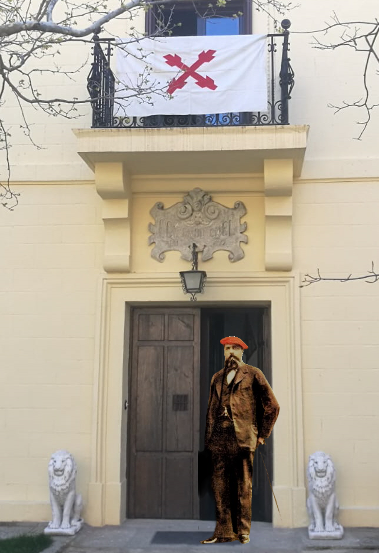 Carlos de Borbón y Austria-Este a la entrada del Museo Carlista de Madrid