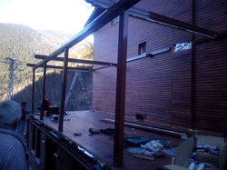 Doğa içinde yapım aşamasında bir pergola tente.