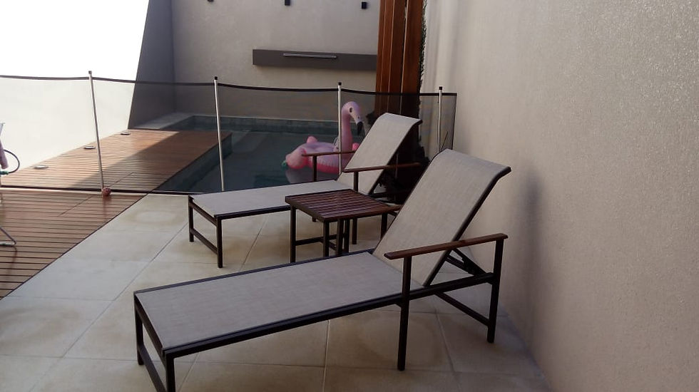 ESPREGUIÇADEIRA QUADRADINHA BRAÇO EM MADEIRA