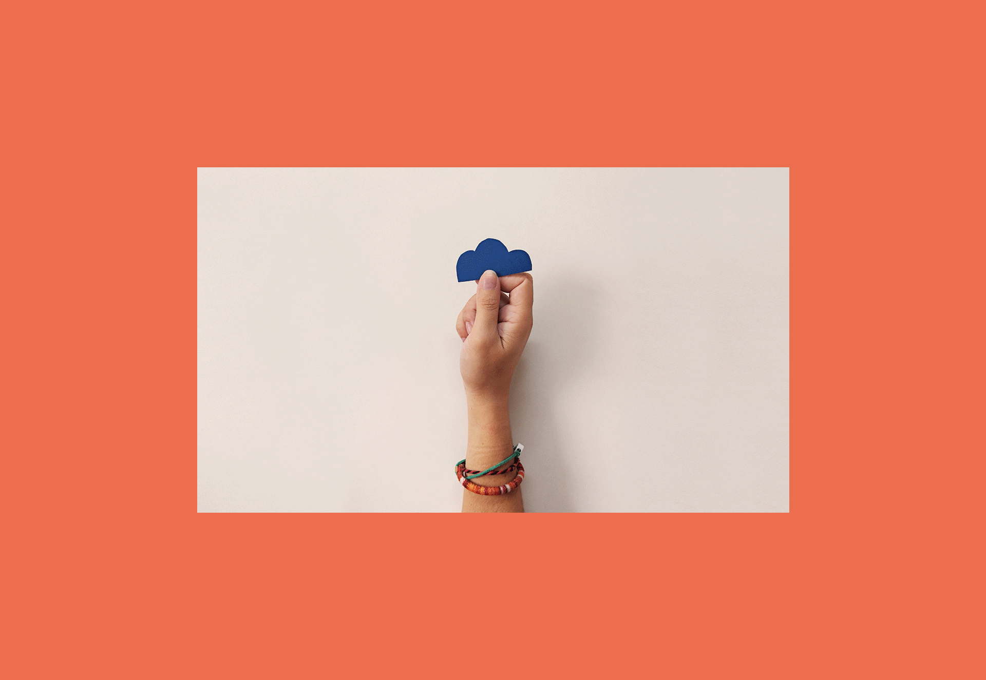 mão segurando recortes infantis