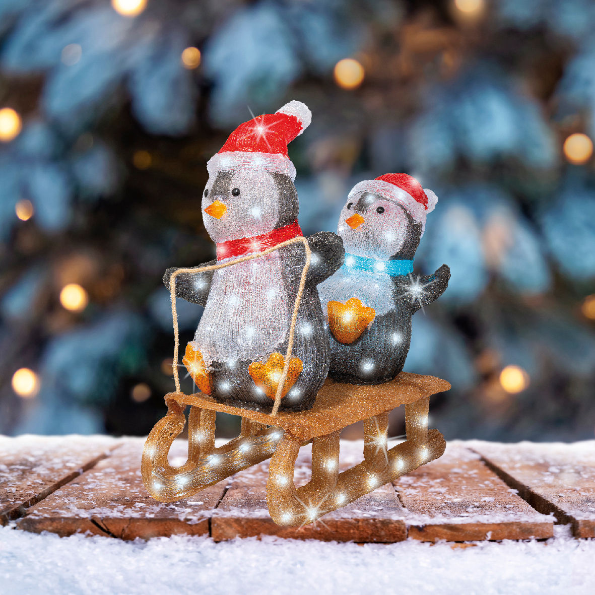 Pingüino trineo LED, fijo exterior. Largo 61.5cm x Ancho 31cm x Alto 56.5cm.