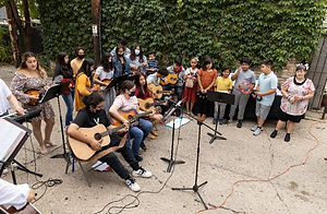 Comunidad de amigos playing newsletter pic.jpg