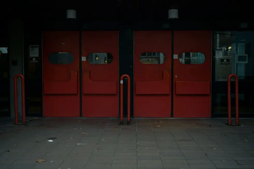 Gdzie zamontować odboje stalowe, a gdzie postawić na odbojnice drewniane?