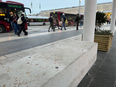 Attivisti di Robin Hood smontano le nuove panchine anti-clochard a Termini