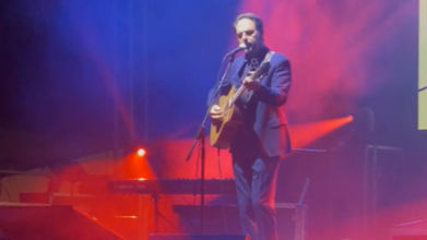 Un fotogramma del video dell'esibizione di Neri Marcorè, ospite a sorpresa della prima serata del Premio De André alla Magliana