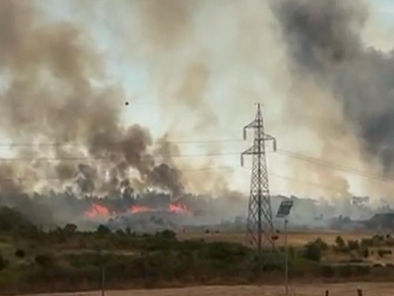 Incendio alla Pisana: fumo nero e fiamme vicino a un'azienda agricola