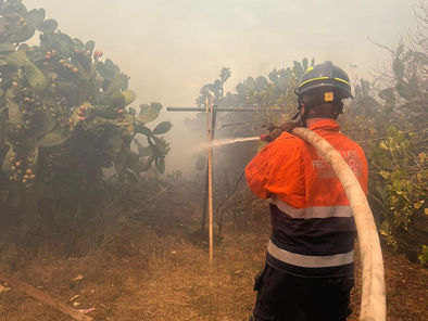 Incendi, doppio fronte di fuoco nell'XI municipio: evacuata Hydromania