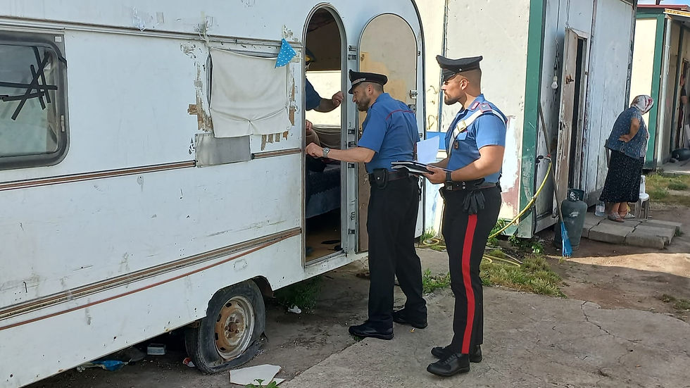 I carabinieri al momento dell'arresto nel campo rom di Castel Romano. (Carabinieri)
