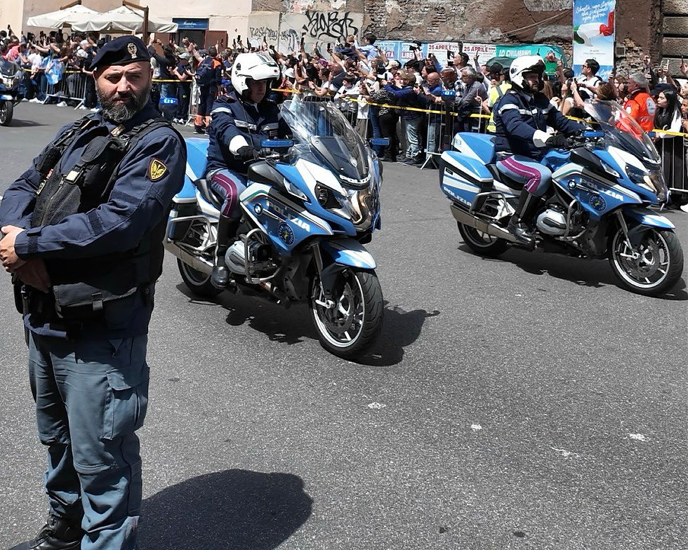 Agenti di polizia al lavoro durante il corteo funebre per Papa Francesco (La Capitale)