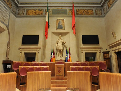 Roma, approvato l’assestamento di bilancio: 6,5 miliardi per i servizi e 6,7 miliardi per investimenti. Nuove assunzioni e fondi per verde, scuole e edilizia popolare