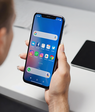 Firefly_Runway_Gestão de redes sociais, foto apenas da mão e telemóvel nas redes sociais h