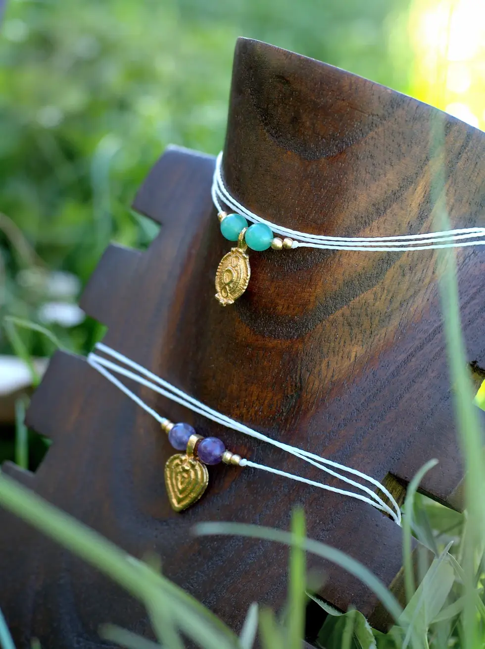 Miniature : Collier artisanal bohème, ras de cou minimaliste Nimue en macramé, laiton et pierres naturelles. Unique et personnalisable