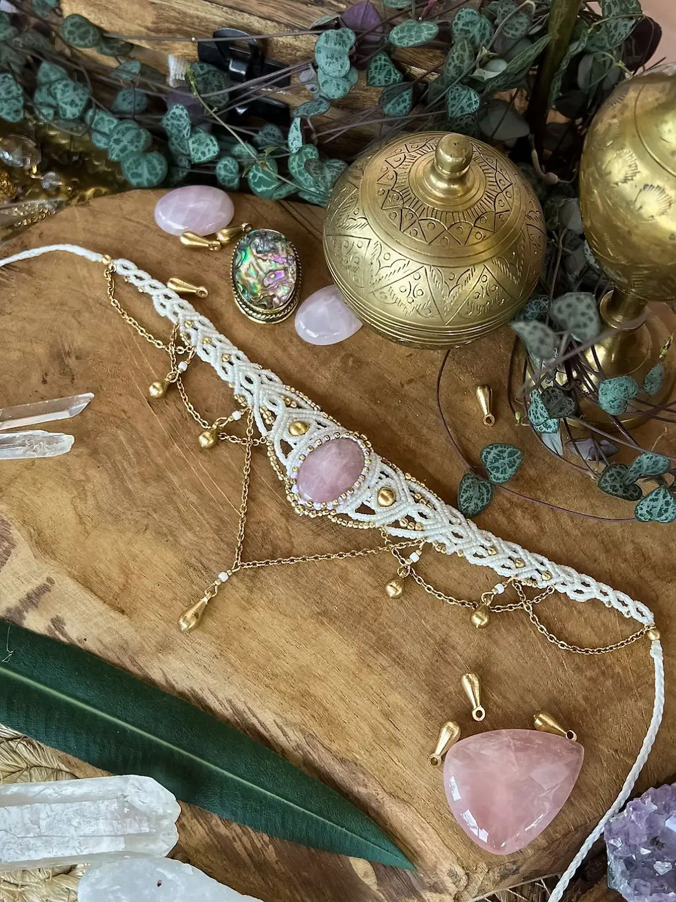 Thumbnail: Collier artisanal au style bohème, ras de cou Kama quartz rose en macramé et pierre naturelle : le quartz rose
