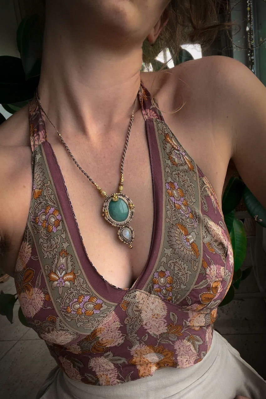 Thumbnail: Collier artisanal au style bohème, pendentif Nadia en macramé et pierre naturelle, jade et pierre de lune