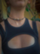 Collier ras de cou avec pierre naturelle d'améthyste et opale, tissé en macramé au style witchy bohème