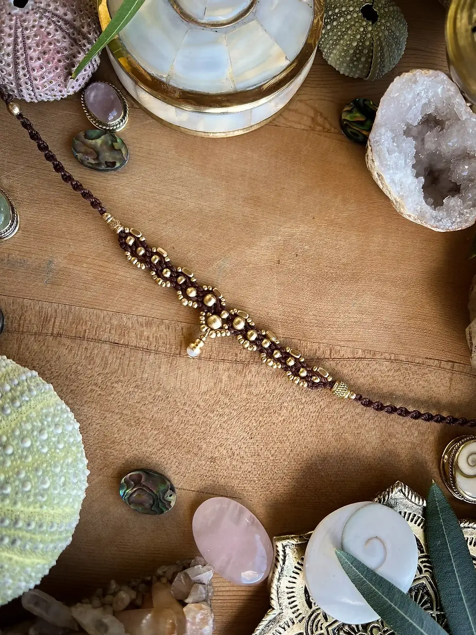 Miniature : Olatzë – Collier ras de cou en macramé, nacre et laiton doré