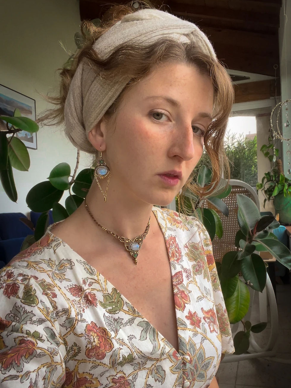 Thumbnail: Boucles d'oreille artisanales au style bohème, le modèle Zahra en macramé et pierre naturelle, pierre de lune et jade