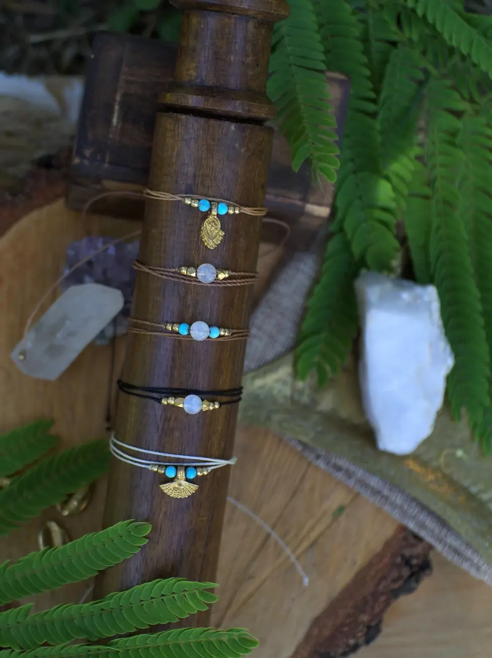 Thumbnail: Bracelet artisanal au style bohème, Nimue en macramé, laiton et pierres naturelles : unique et personnalisable