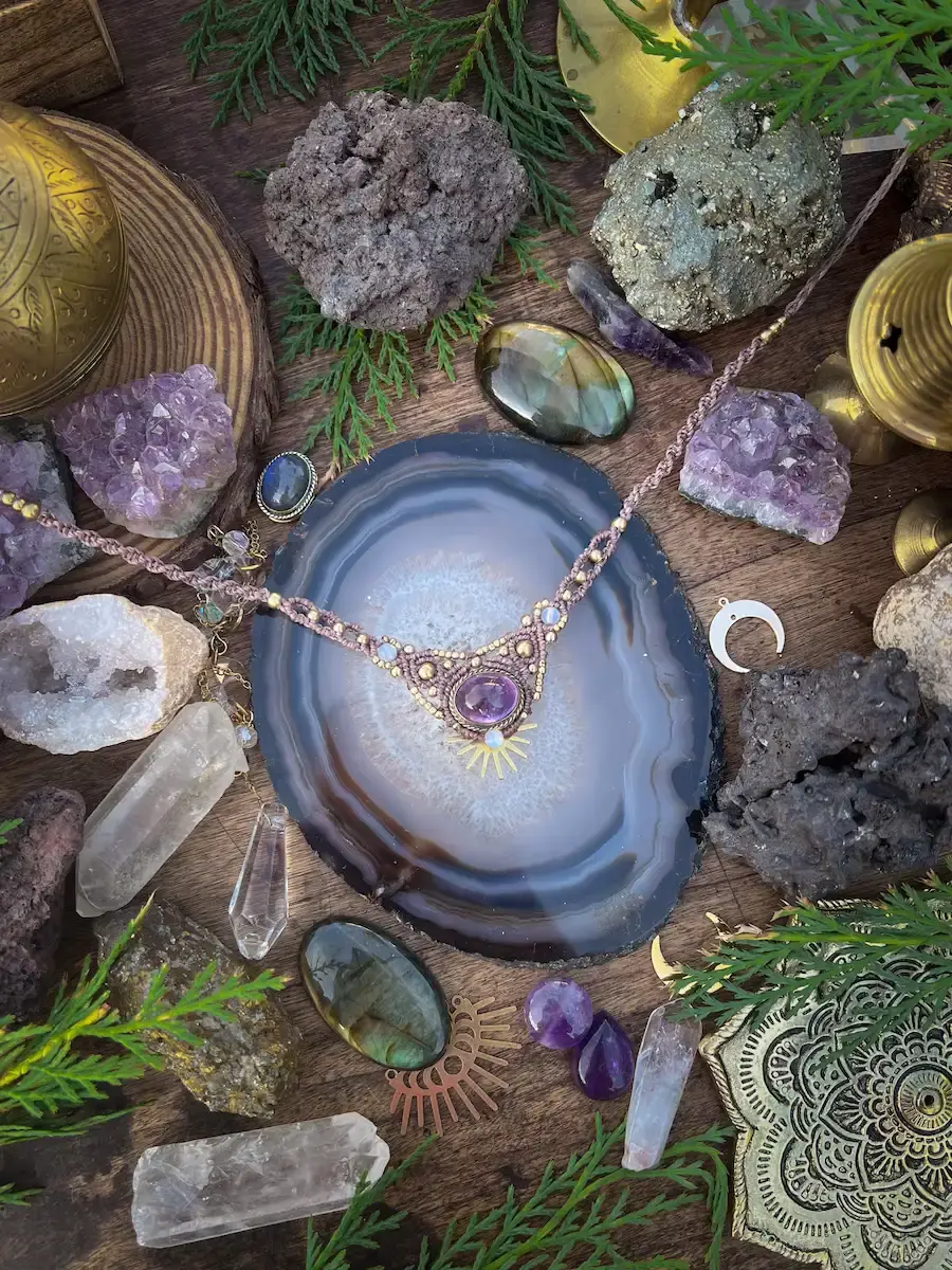 Thumbnail: Collier ras de cou en macramé et pierre naturelle d'améthyste avec un soleil en laiton. Bijou personnalisable au style witchy