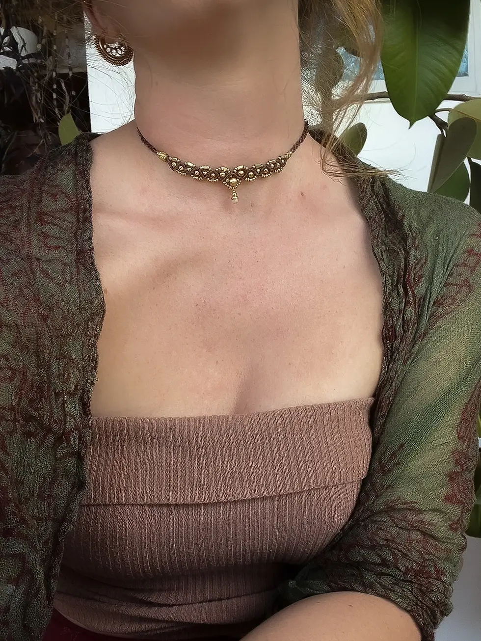 Miniature : Olatzë – Collier ras de cou en macramé, nacre et laiton doré