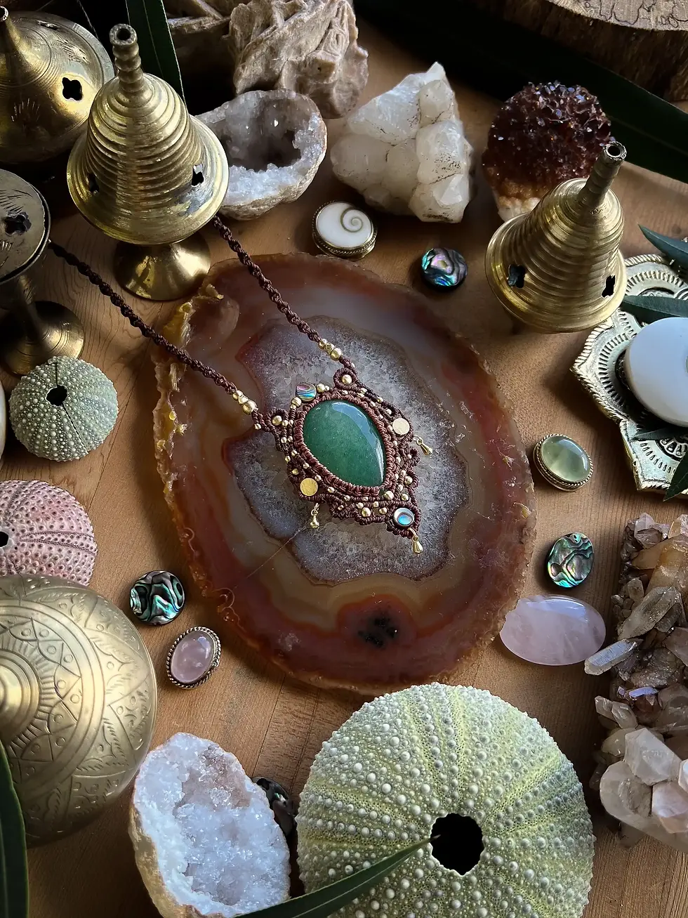 Collier pendentif en macramé, coquillages et pierres naturelles : aventurine verte et coquille d'ormeau. Pendentif bohème a