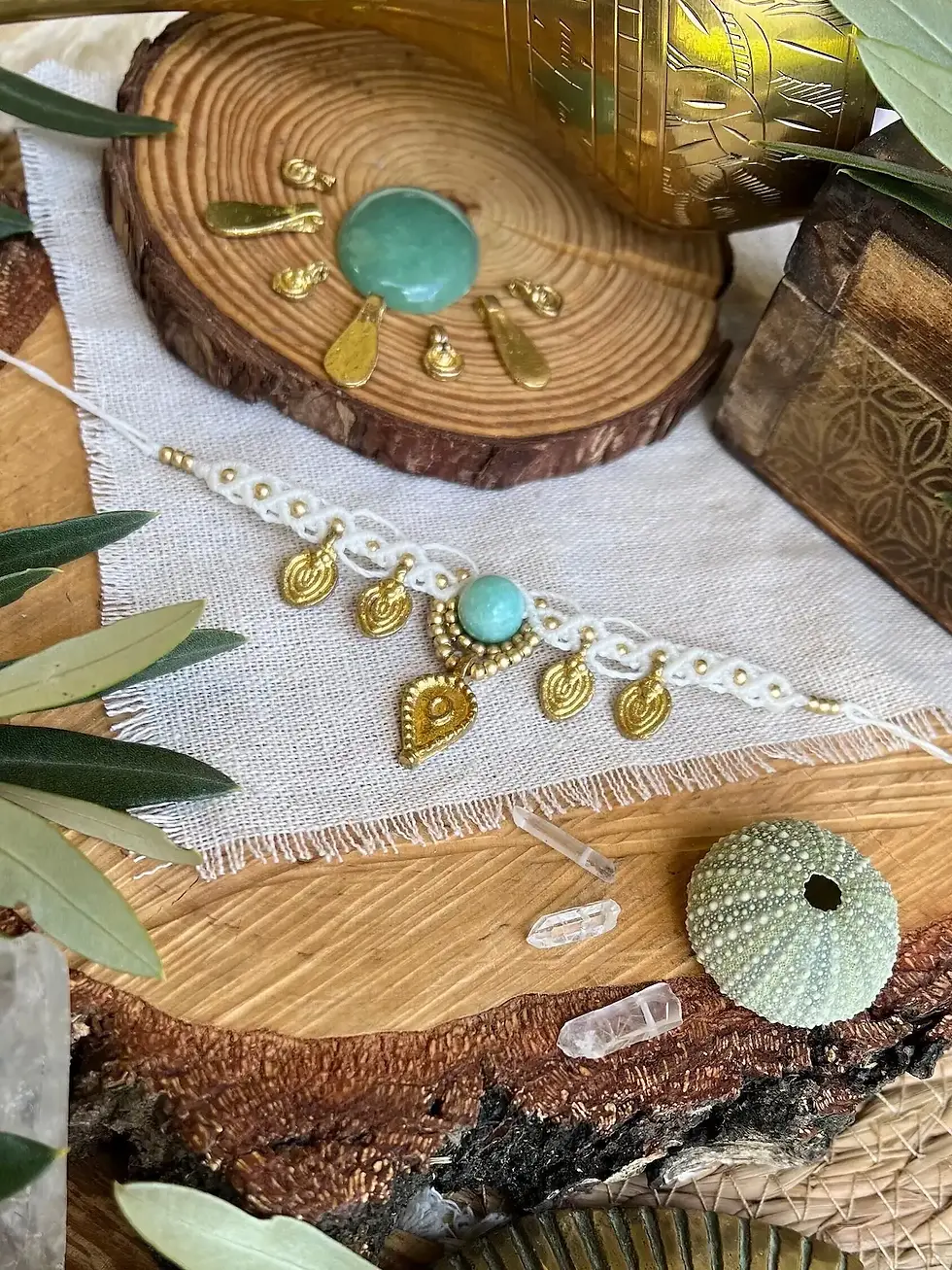 Miniature : Collier artisanal au style bohème, ras de cou Oujdat en macramé et pierre naturelle : le Jade