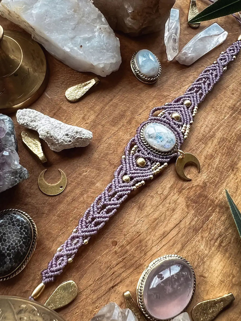 Thumbnail: Collier artisanal au style bohème, ras de cou Adélaide en macramé, laiton et pierre naturelle : pierre de lune