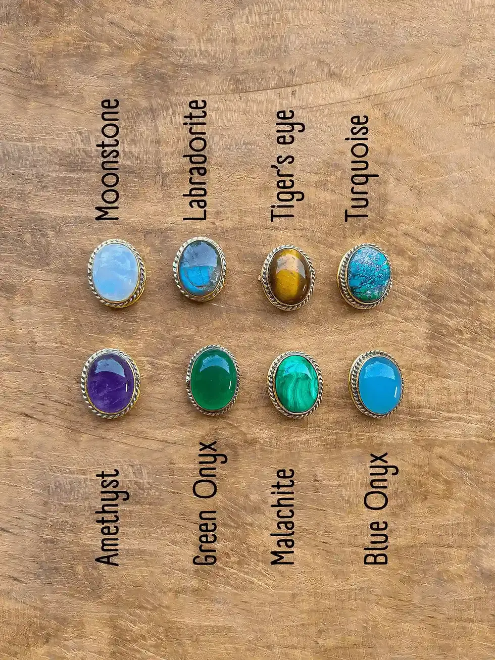 Thumbnail: Collier artisanal au style bohème, ras de cou Thaïs en macramé, laiton et pierres naturelles pierre de lune et oeil de tigre