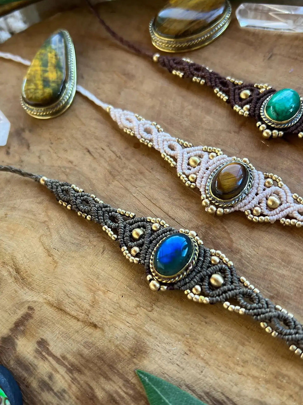 Thumbnail: Bracelet artisanal au style bohème, Heloïse en macramé, laiton et pierres naturelles : unique et personnalisable