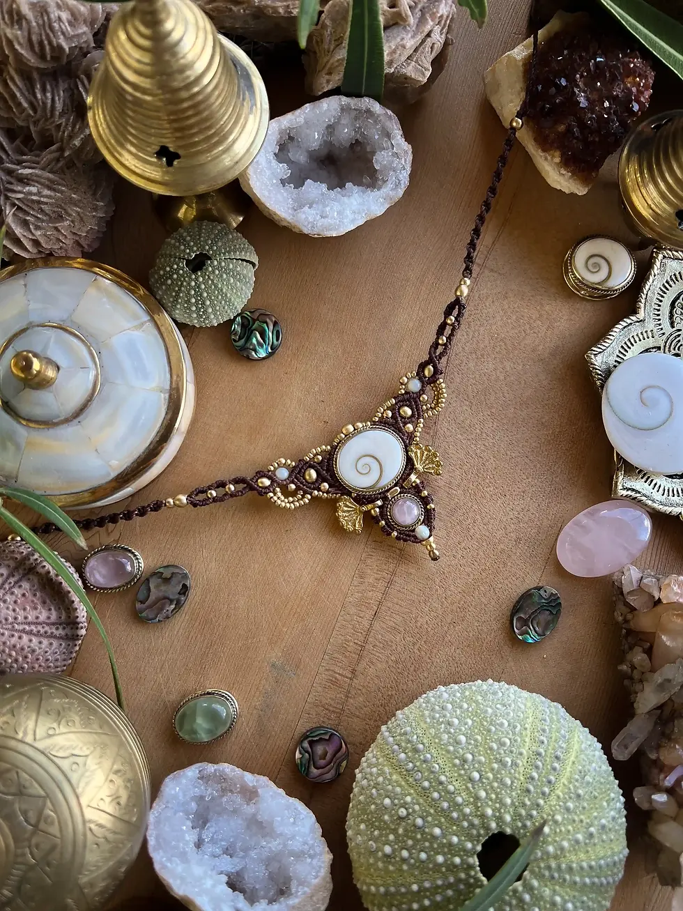Collier en macramé, coquillages et pierres naturelles : quartz rose et oeil de shiva ou oeil de sainte lucie.
