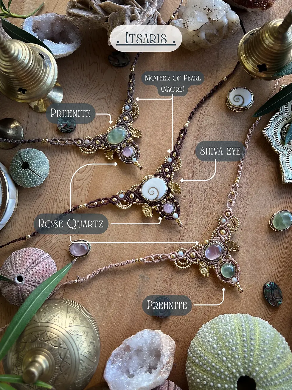 Miniature : Collier en macramé, coquillages et pierres naturelles : quartz rose et préhnite. Ras de cou choker au style bohème
