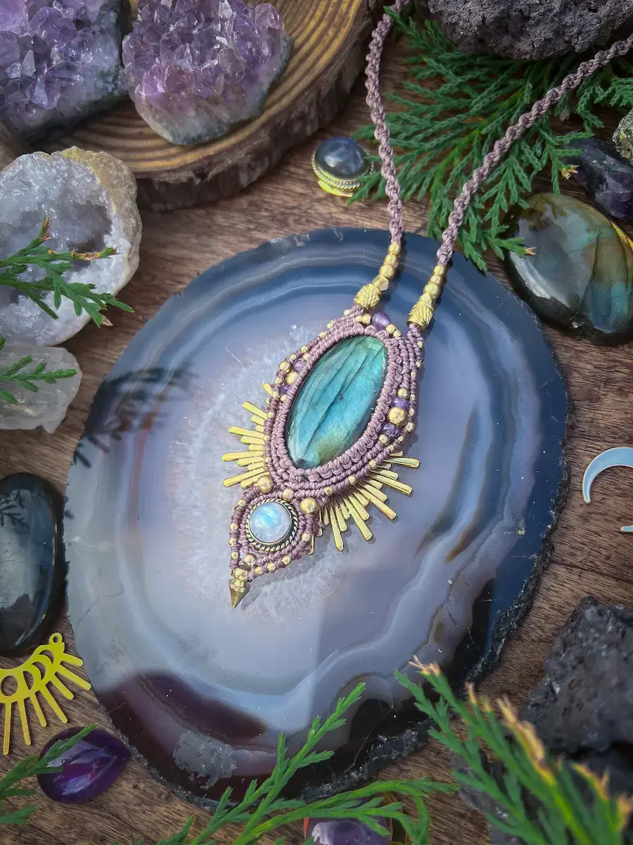 Thumbnail: Collier pendentif en labradorite et pierre de lune avec un soleil doré en laiton, tissé en macramé