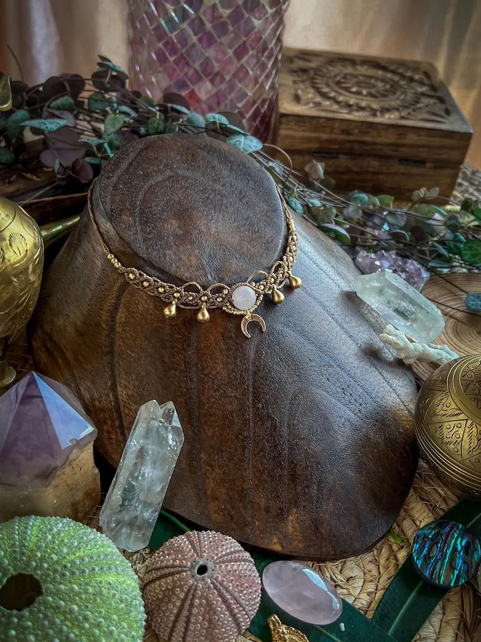 Thumbnail: Collier artisanal au style bohème, ras de cou Witchy en macramé, laiton et pierres naturelles : le Quartz rose