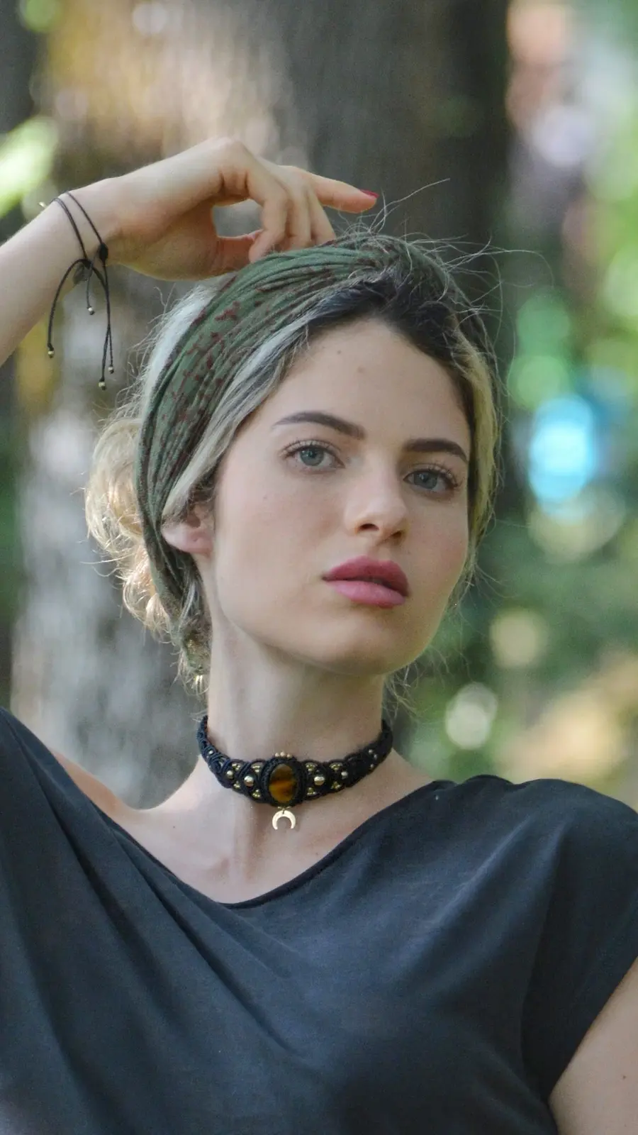 Thumbnail: Collier artisanal style bohème, ras de cou Artémis en macramé et pierre naturelle: oeil de tigre. Unique et personnalisable