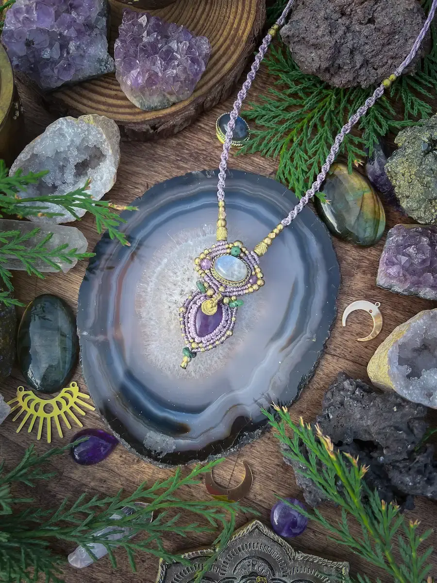 Thumbnail: Collier pendentif fait main pierres naturelles et macramé : améthyste, pierre de lune et rubis zoisite