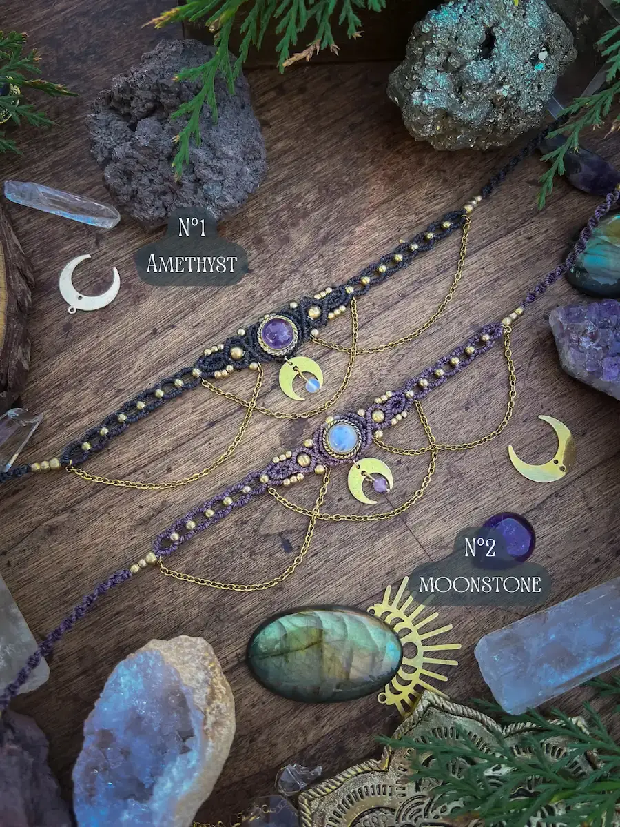 Thumbnail: Collier ras de cou en pierre de lune et macramé, avec un croissant de lune en laiton doré et chaines